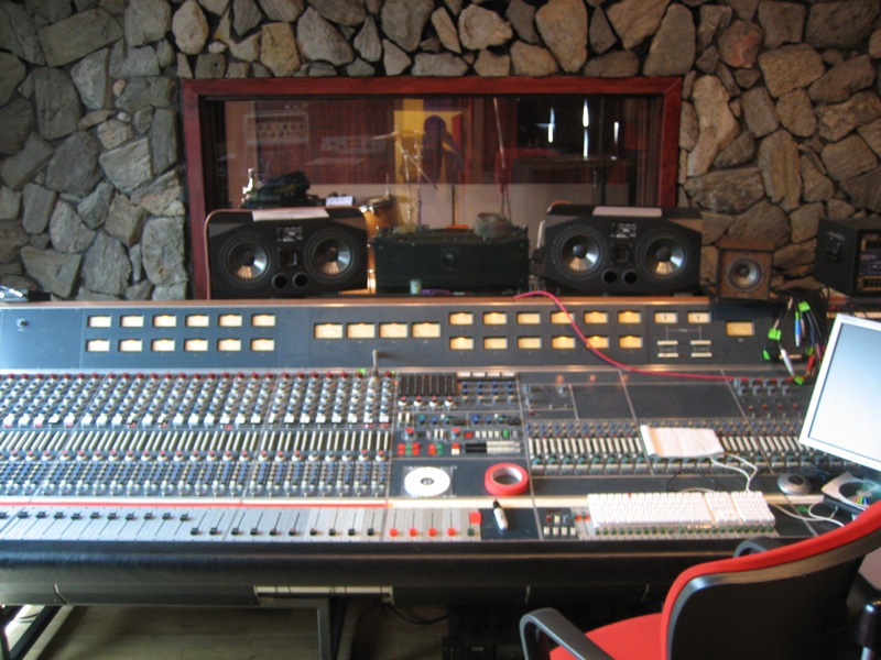 画像：CDプレスとなると電機や音響の専門知識も必要